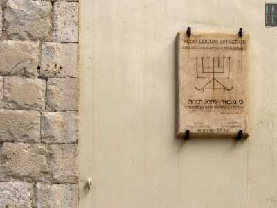 ...sul quale � affissa una lastra commemorativa che ne ricorda la posizione. La sinagoga venne per� demolita alla fine dell�XI secolo